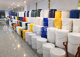 骚屄美女吉安容器一楼涂料桶、机油桶展区